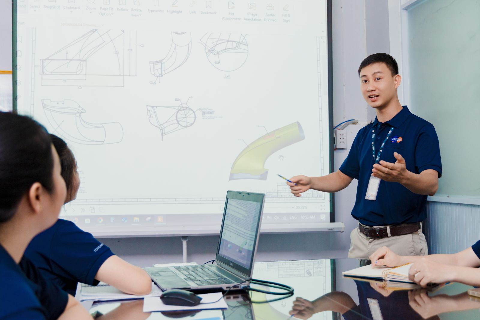 Cuộc họp về yêu cầu kỹ thuật trong bản vẽ sản phẩm của khách hàng